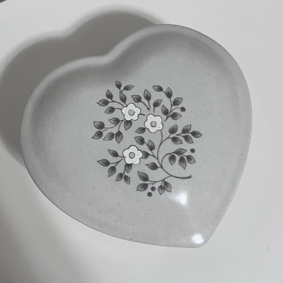 Pfaltzgraff Other - Pfaltzgraff Gray Heart Ceramic Trinket Box Heirloom Pattern.